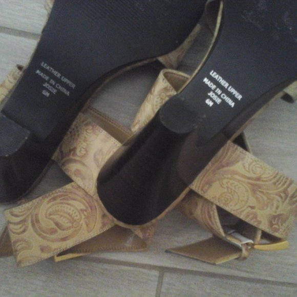 Amanda Smith Josie Beige Embossed Strap Ankle Heel Sandal.  Size 6M - Picture 7 of 7